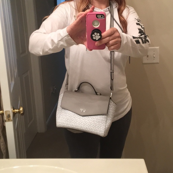 2x Host Pick”Authentic “GUESS” purse - Picture 7 of 8